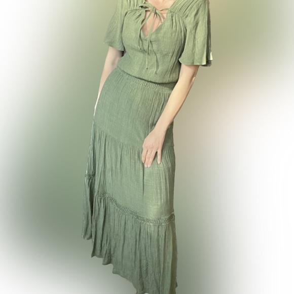 Green  tiered women's tie-front midi dress Small - Picture 2 of 6